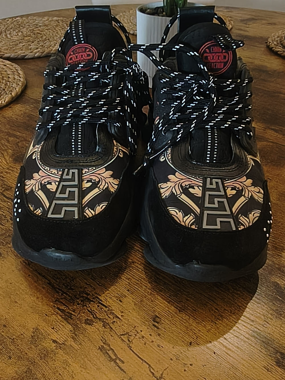 MENS CHAIN REACTION BLACK AND GOLD BAROQUE DESIGN MEDUSA SNEAKERS SIZE 8.5